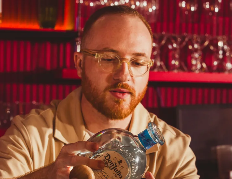 Ariel Todeschini é eleito o melhor bartender do Brasil no World Class 2025